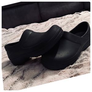 Womens croc nursing shoes black